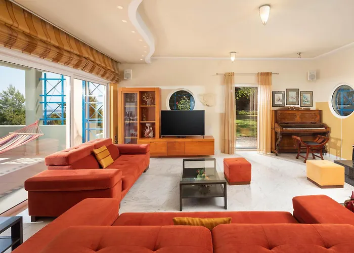 Julie Christie - Pool - Amazing Seaview Villa